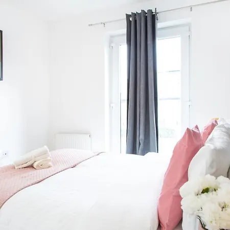 Cozy Townhouse In The Heart Of Greater Manchester-3