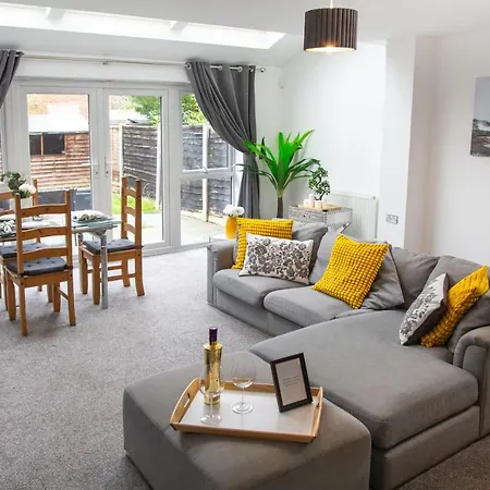 Cozy Townhouse In The Heart Of Greater Manchester-2